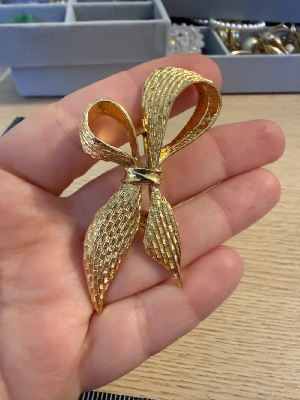 Vintage Gerry's Gold Tone Textured Basketweave Bow Brooch Pin Costume‎ Jewelry